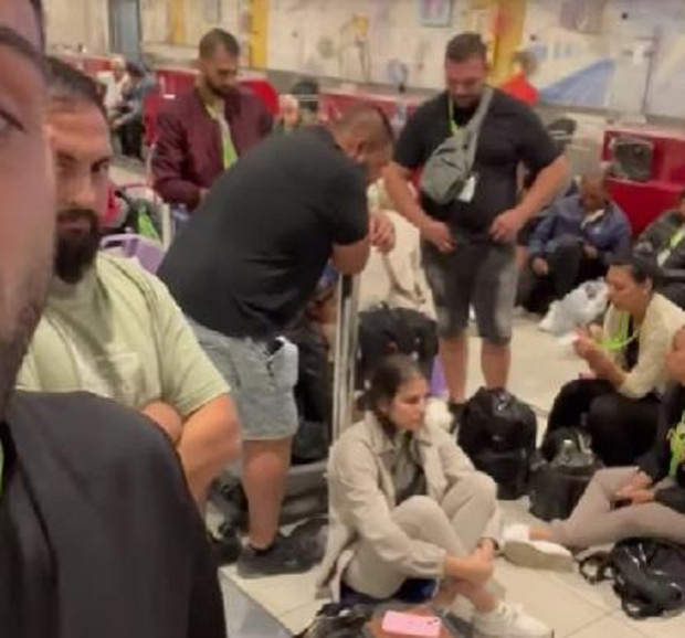 Повече от 50 българи са блокирани на летището в Тел