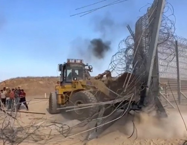 Видео показва как палестинците разрушават разделителните стени източно от Газа