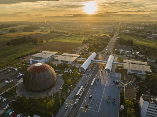 Около 250-300 ученици от България посещават ежегодно централата на ЦЕРН