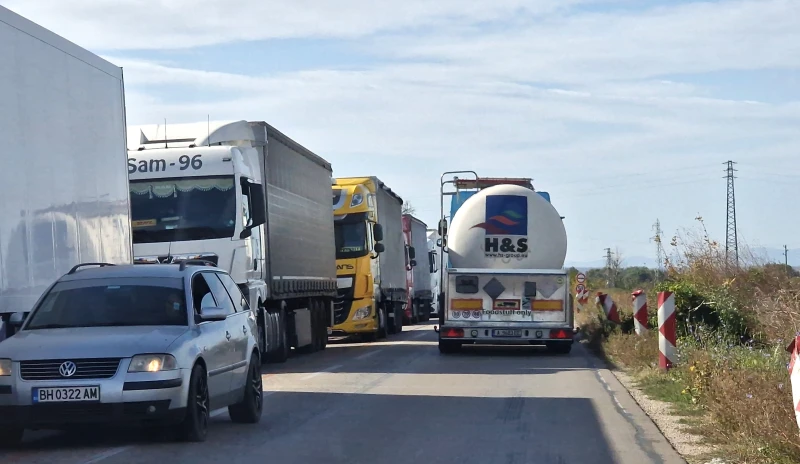 Опашката от чакащи тежкотоварни автомобили в посока "Дунав мост 2" при Видин е над 10 километра