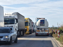 Опашката от чакащи тежкотоварни автомобили в посока "Дунав мост 2" при Видин е над 10 километра