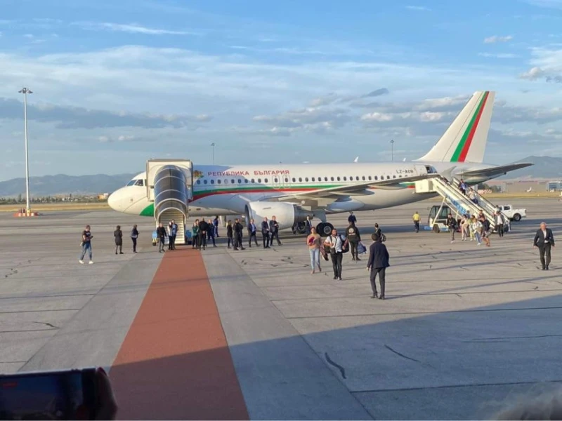 Правителственият самолет с евакуираните българи кацна у нас