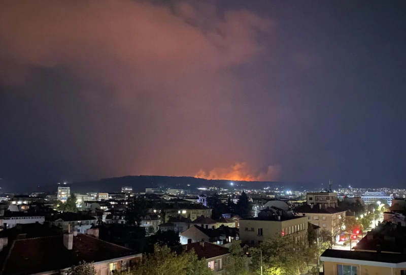 Отново гори учебният полигон "Тюлбето" в Казанлък, огънят е близо до населени места