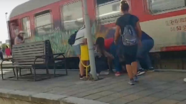 Жена опита да се качи на потеглящ влак на гарата