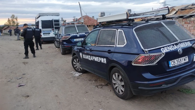 Мащабна полицейска операция се извършва в трите ромски квартала в Казанлък, вече има задържани