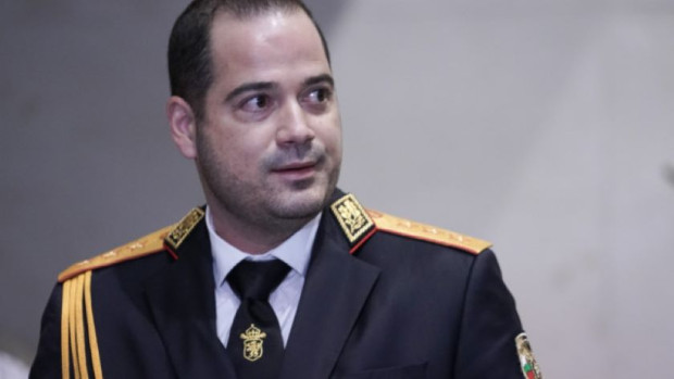 Министърът на вътрешните работи с жест към униформените спасявали