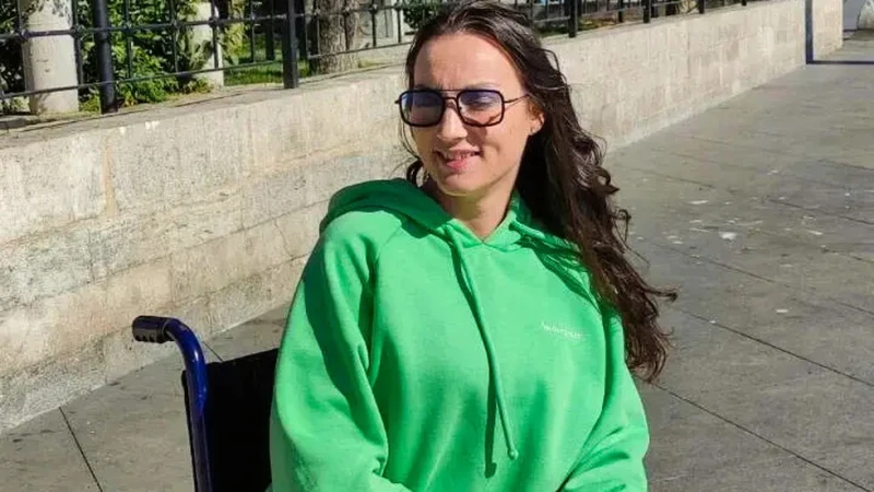 23-годишно красиво момиче има нужда от средства, за да проходи отново