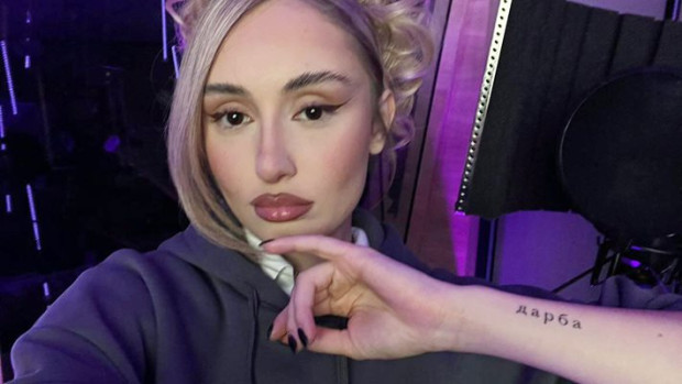 Певицата Дара Екимова се похвали с нова татуировка на ръката