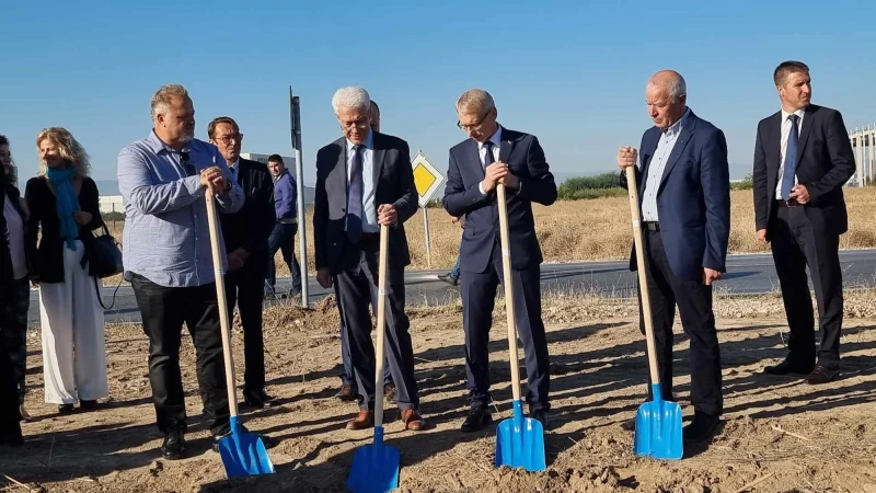 Премиерът направи първа копка на завод за преработка на билки край Пловдив