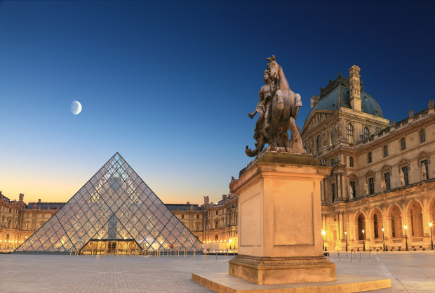 Eмблематичният парижки музей Лувър внезапно затвори вратите си за посоещения