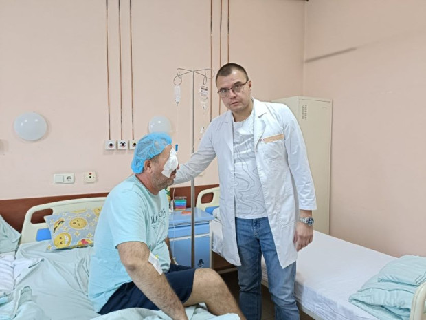 </TD
>Офталмолозите от УМБАЛ Александровска“ спасиха зрението на русенец, изваждайки от