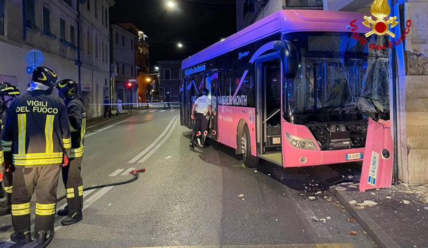 15 души са ранени при автобусна катастрофа в Местре близо