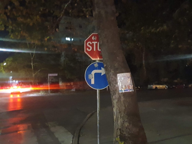 </TD
>Пореден знак, скрит зад дърво, затруднява шофьорите в Пловдив, видя