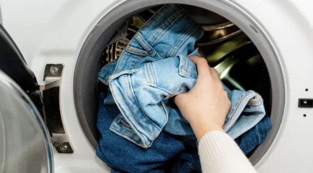 При прането на дрехите се отделя микропластмаса която води до