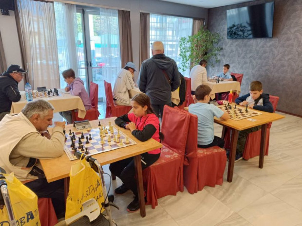 </TD
>През уикенда се проведе турнир по ускорен шах, в който