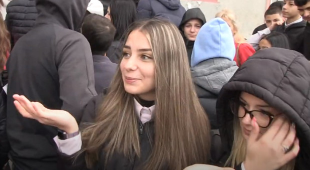Учениците от ПГ по туризъм в Русе бяха евакуирани а след това и освободени