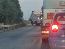 Аварирал тир в Пловдивско, образувала се е тапа