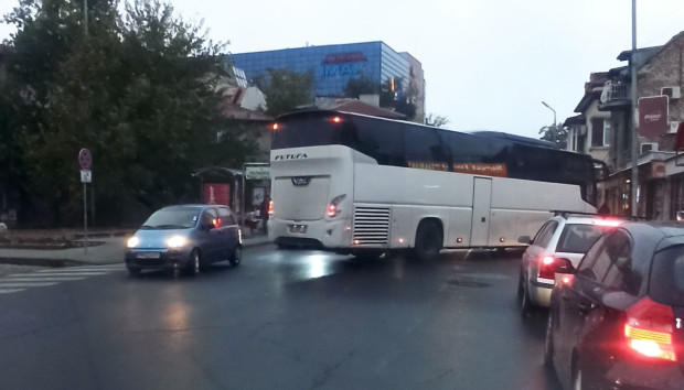 </TD
>Денят в Пловдив започна с тежко нарушение на закона за