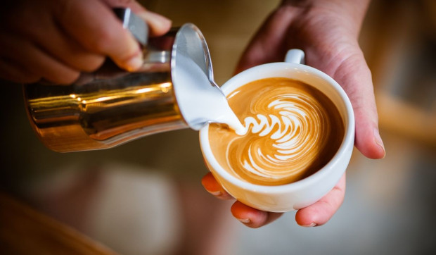 Много хора пият кафе само с добавено мляко защото то смекчава силния