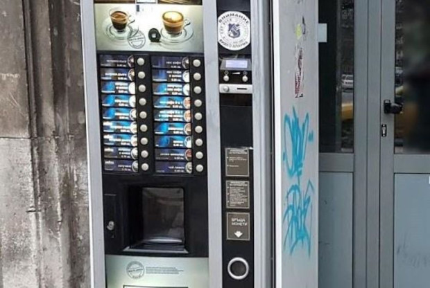 TD Разбиха автомат за кафе в Русе съобщиха от ОДМВР Русе Във Второ
