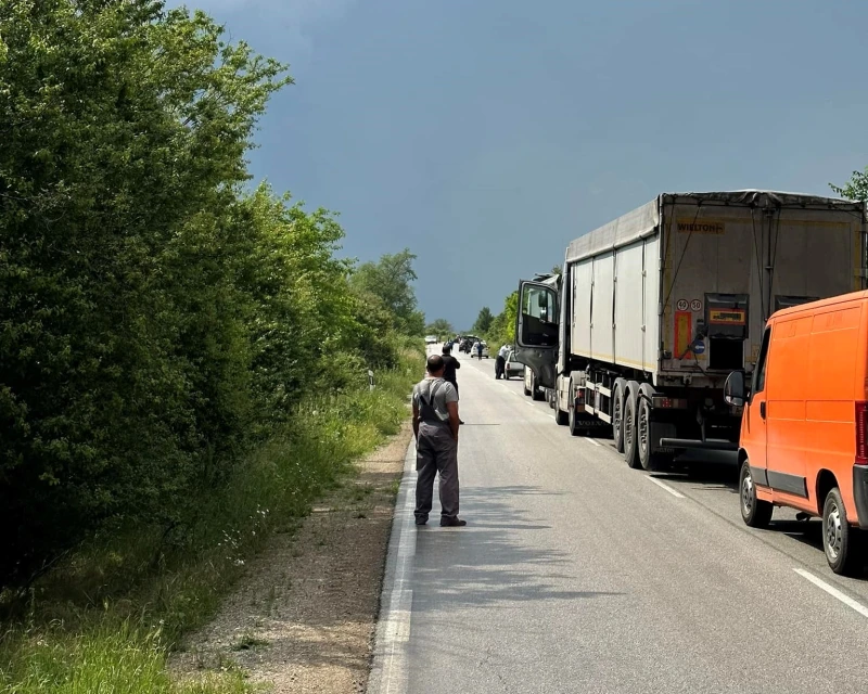 Три коли са се ударили на пътя Севлиево-Велико Търново, двама са в Спешна помощ