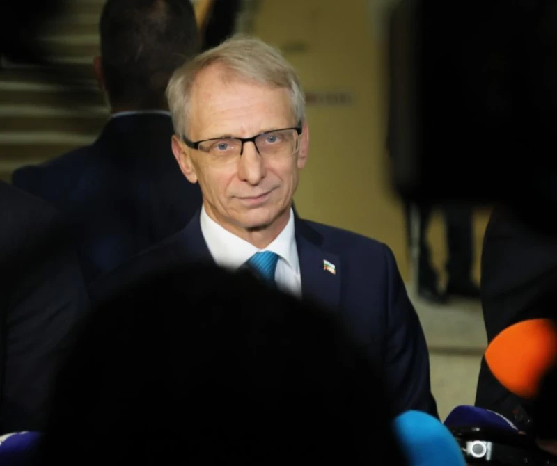 Денков увери: Няма риск от рязък скок на цените на тока
