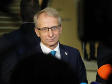 Денков увери: Няма риск от рязък скок на цените на тока