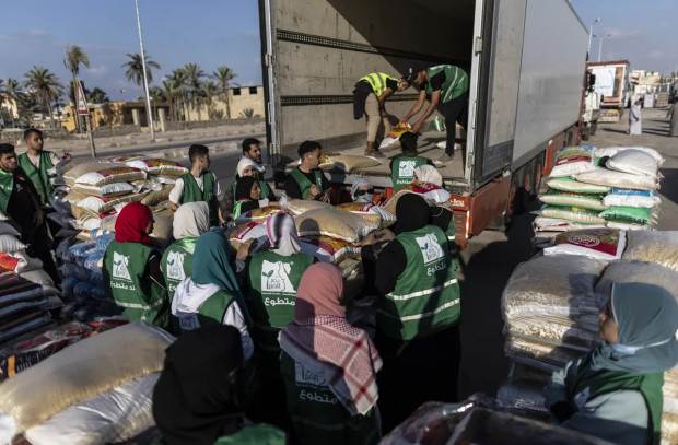 Хиляди тонове хуманитарна помощ предназначена за Газа остава блокирана от