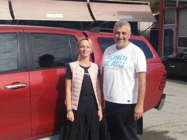 Собственик на автомивка във Варна почисти безвъзмездно автомобилите на украинските граждани