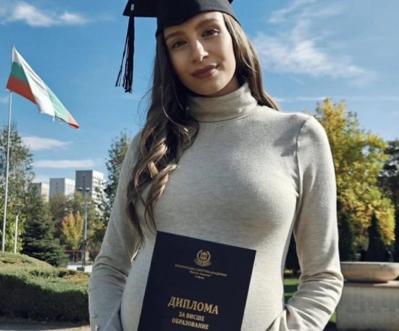 Златно момиче се дипломира в НСА