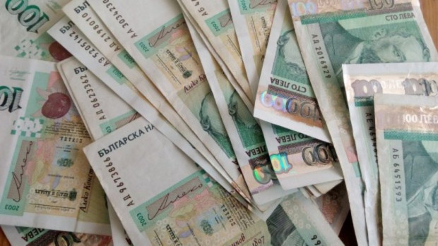 За една година инфлацията в България се е свила наполовина