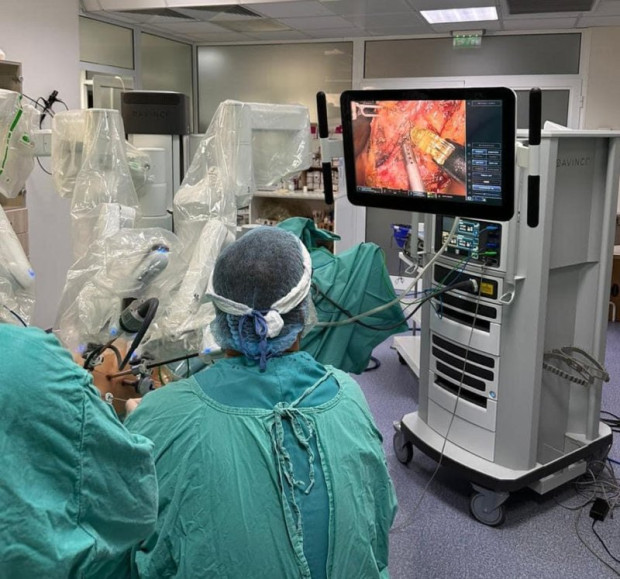 </TD
>Лекари от Пловдив извършиха над 400 успешни роботизирани операции в