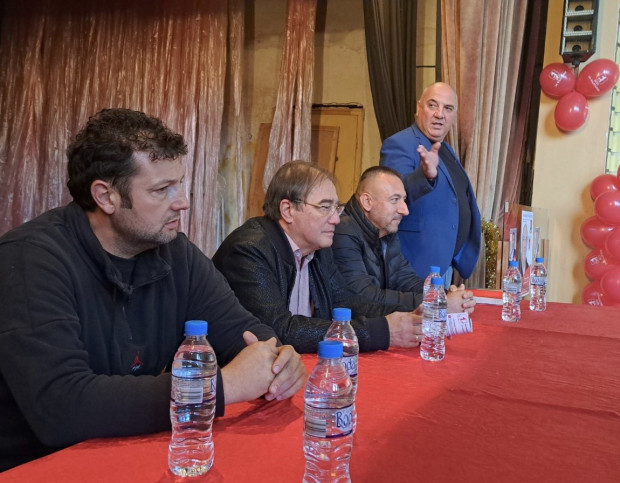 Петко Чирпанлиев: В Червен и Долнослав тротоарите на ремонтирания републикански път са разбити – общината нехае