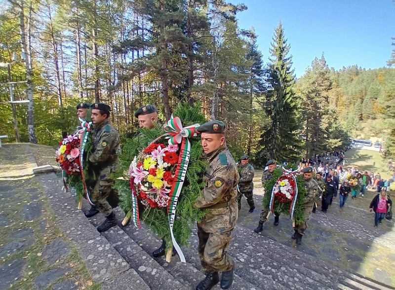 Смолянчани почетоха на връх Средногорец героите, дали живота си за Освобождението на Родопите