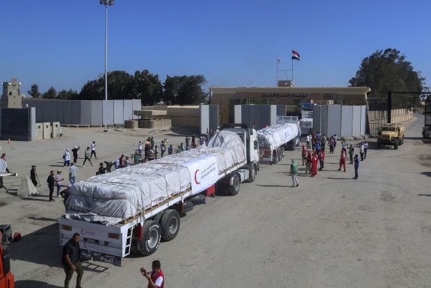 За втори пореден ден камиони превозващи хуманитарна помощ пресичат границата