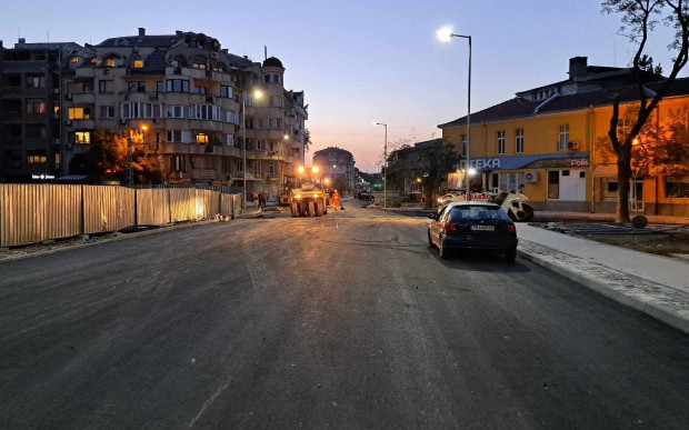 </TD
>Работници и строителна техника на улица Даме Груев в 19,00