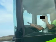 Дете шофира двуетажен автобус по автомагистрала "Тракия"