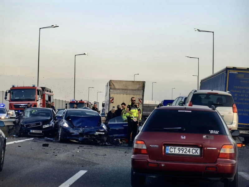 Двама пострадаха при тежка катастрофа между товарен автомобил и четири леки на Северната тангента в столицата