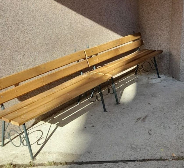 </TD
>200 нови пейки са поставени на различни локации в града