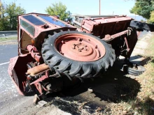 30-годишна шофьорка се заби в трактор в Хасковско