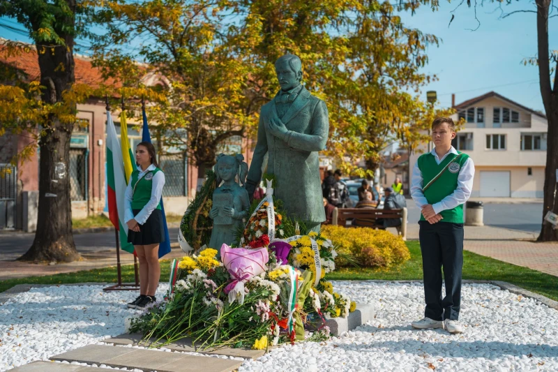 С венци и цветя: Откриха първия по рода си Паметник на ямболските учители – народни будители