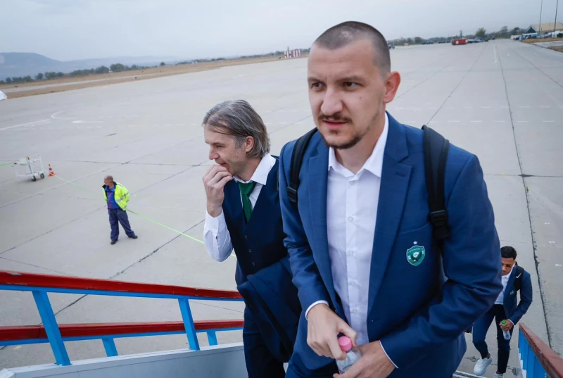Снимка от Летище "Пловдив" на двама "жълто-черни" любимци върна ботевистите към романтичните времена