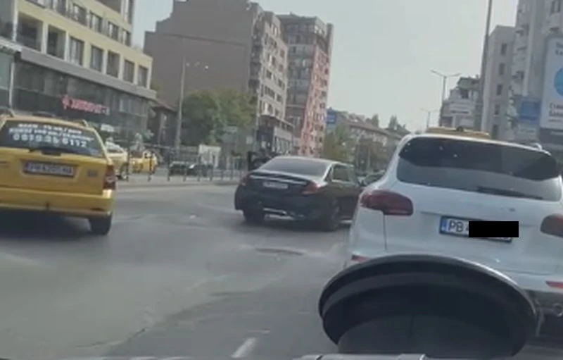 Удар между такси и мерцедес на възлов булевард в Пловдив