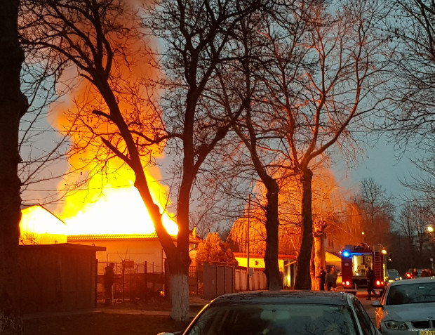 Пожар пламна тази нощ в частен дом в село Певец,