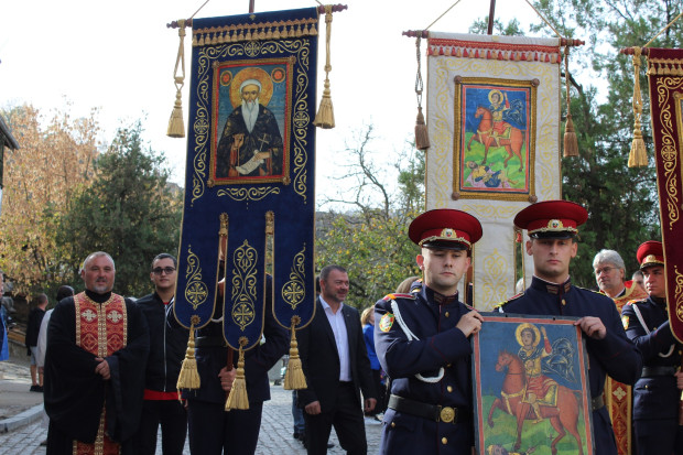 С литугия, литийно шествие, курбан за здраве Велико Търново празнува днес