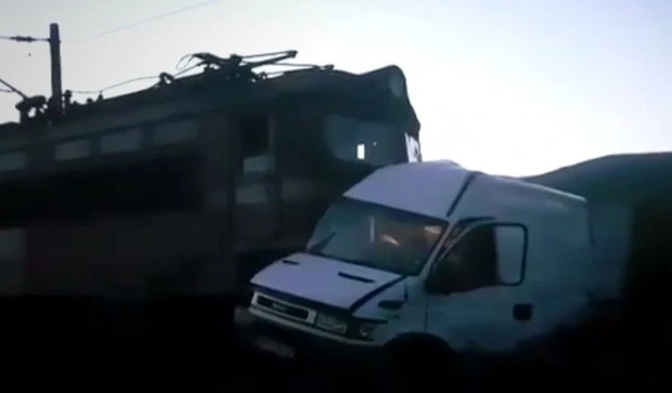 Влак удари инкасо автомобил на ЖП прелез