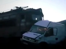 Влак удари инкасо автомобил на ЖП прелез