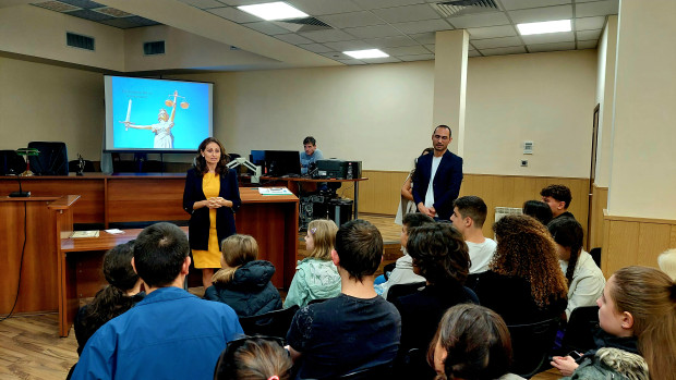 </TD
>Ученици от две пловдивски училища посетиха Окръжен съд – Пловдив