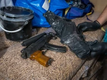 Спецакция на полицията: Хванаха група с много дрога, оръжия и над 100 бона кеш