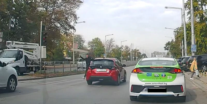 На пешеходна пътека в Пловдив: Ще се блъскаме ли?